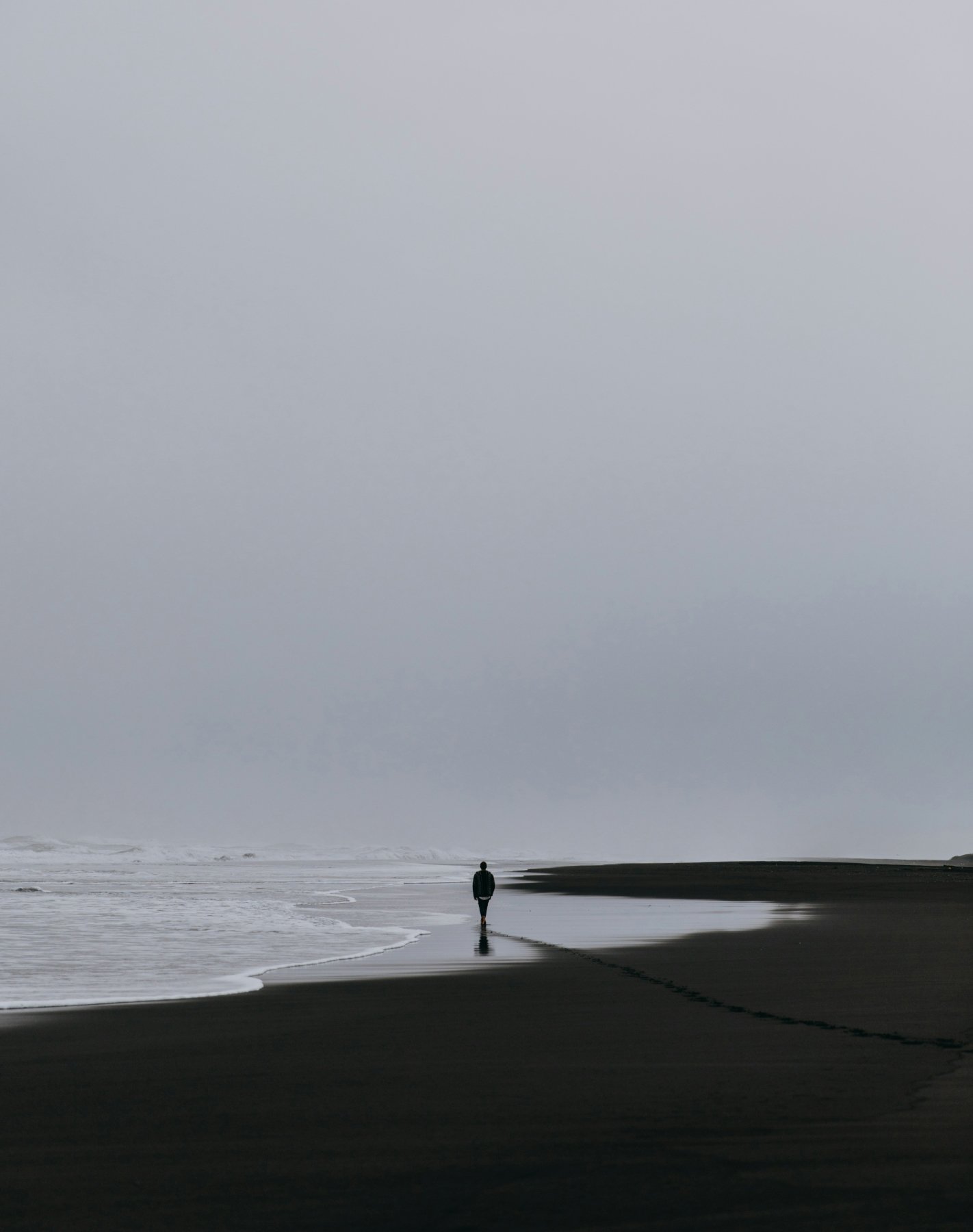 imagen de una persona paseando sola en la orilla del mar