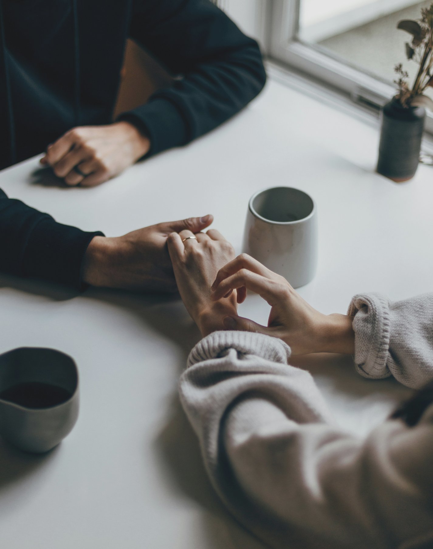 dos personas dandóse la mano en una mesa